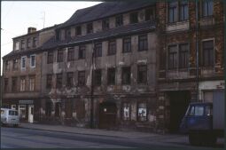 Bild: Gebäude in der Friedrichstraße 25 mit eingschlagenen Fenstern in der Dresdner Friedrichstadt