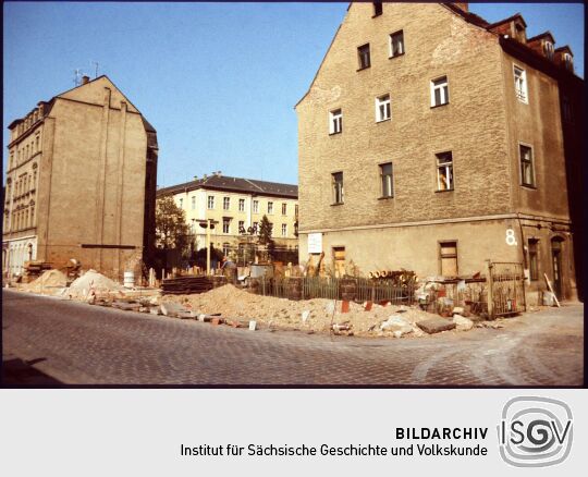 Baustelle vor dem Gebäude Wachsbleichstraße 8 in der Dresdner Friedrichstadt (im Hintergrund ein Gebäude des Krankenhauses)