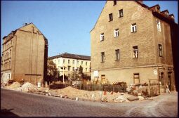 Bild: Baustelle vor dem Gebäude Wachsbleichstraße 8 in der Dresdner Friedrichstadt (im Hintergrund ein Gebäude des Krankenhauses)