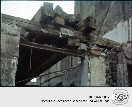 Detailaufnahme eines großteils abgetragenen Gebäudes in der Weißeritzstraße 46