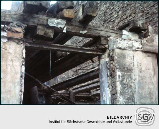 Detailaufnahme eines großteils abgetragenen Gebäudes in der Weißeritzstraße 46