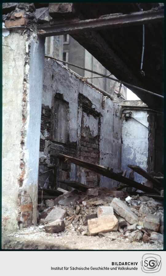 Detailaufnahme eines großteils abgetragenen Gebäudes in der Weißeritzstraße 46