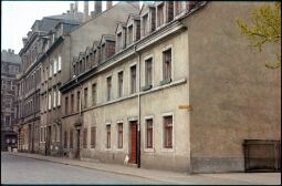 Bild: Blick auf die Gebäude Adlergasse 26-32 in der Dresdner Friedrichstadt