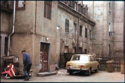 Bild: Hinterhof der Adlergasse 26-28 mit einem parkenden Auto und den Resten eines Motorrollers