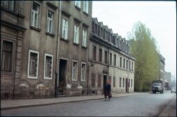 Bild: Blick auf die Gebäude Adlergasse 26-32 in der Dresdner Friedrichstadt, davor eine Frau mit Kopftuch