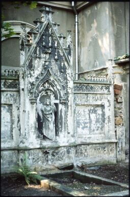 Bild: Neugotisches Grabmal auf dem Alten Katholischen Friedhof in der Dresdner Friedrichstadt