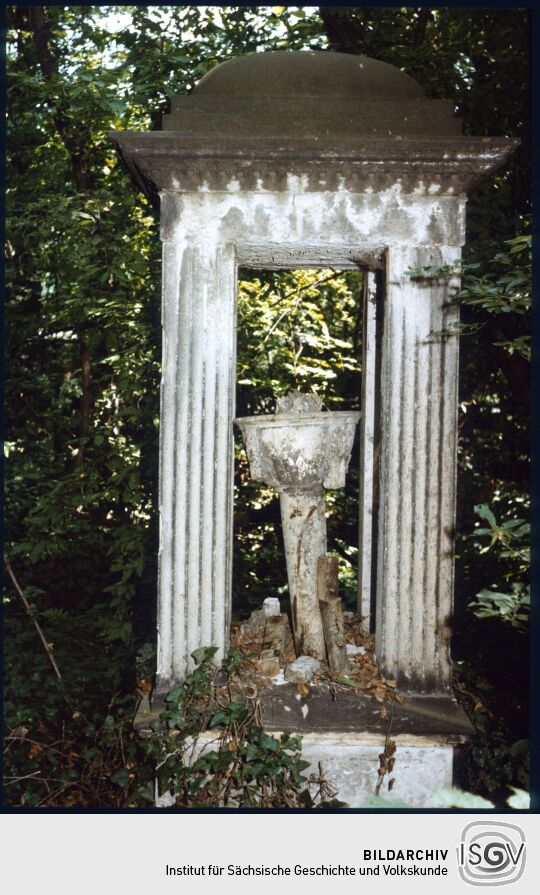 Grabmal auf dem überwucherten Eliasfriedhof in Dresden