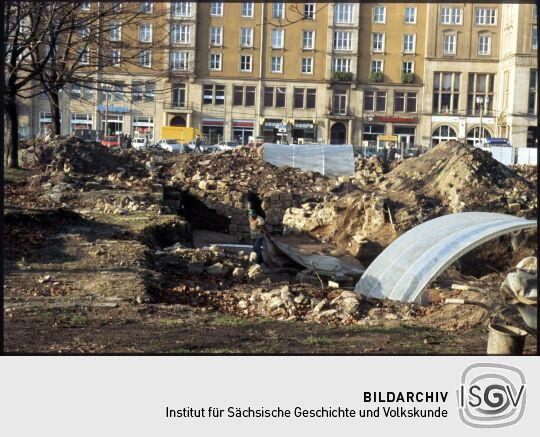 Ausgrabungen an Kellergeschossen von 1945 zerstörten Gebäuden am Dresdner Altmarkt