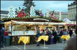 Bild: Verkaufsstand und Karusell des Striezelmarktes auf dem Dresdner Altmarkt