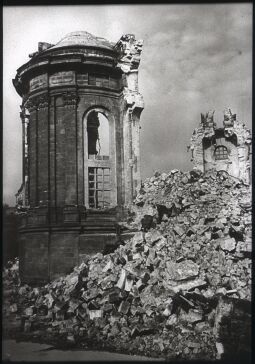 Bild: Blick auf die Ruine der Dresdner Frauenkirche