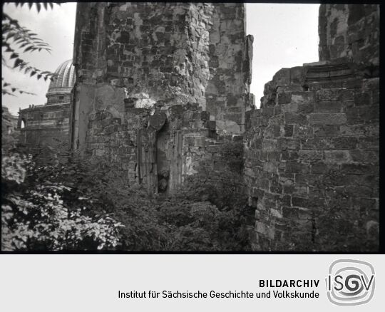 Altarfragmente in der Ruine der Dresdner Frauenkirche