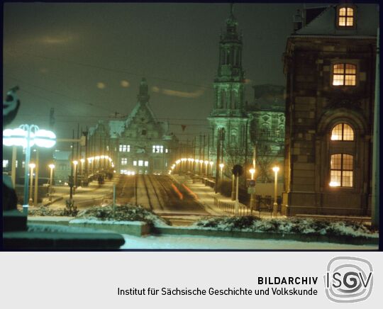 Blick über die Augustusbrücke zum Georgentor und der Katholischen Hofkirche