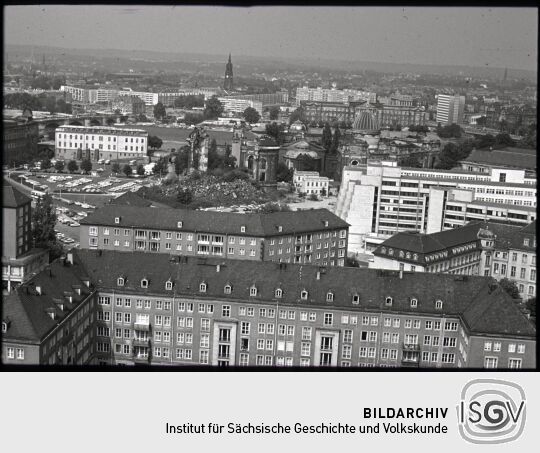 Blick vom Dresdner Rathausturm auf den Neumarkt mit der Ruine der Frauenkirche und dem Polizeipräsidium