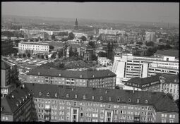 Blick vom Dresdner Rathausturm auf den Neumarkt mit der Ruine der Frauenkirche und dem Polizeipräsidium