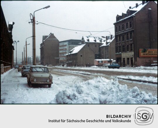 Blick durch die verschneite Weißeritzstraße in der Dresdner Friedrichstadt, links die Markthalle