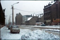Blick durch die verschneite Weißeritzstraße in der Dresdner Friedrichstadt, links die Markthalle