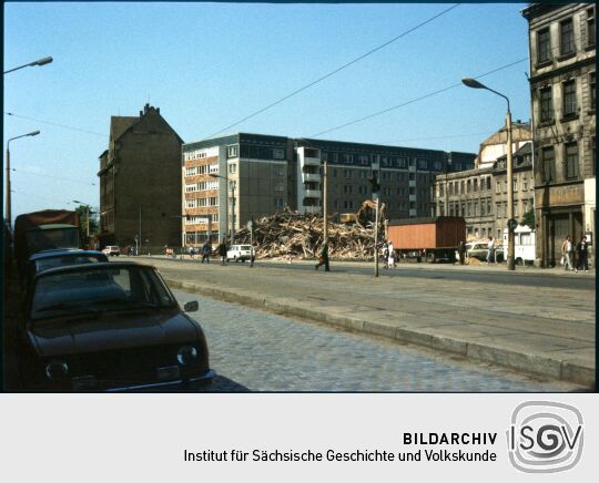 Abbruch der Gebäude Weißeritzstraße 72-74 mit dem Plattenbau an der Schäferstraße im Hintergrund
