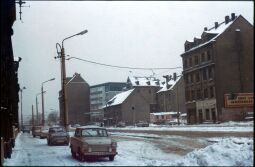 Blick durch die verschneite Weißeritzstraße zum Plattenbau an der Schäferstraße