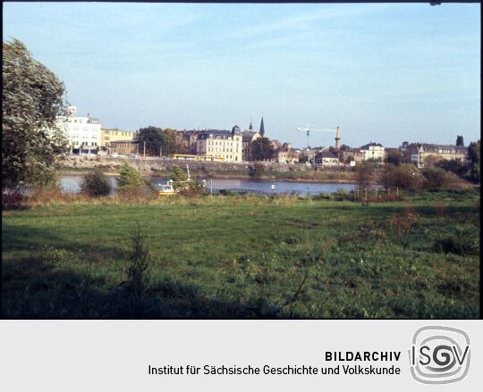 Blick vom Dresdner Ostragehege über die Elbe nach Pieschen