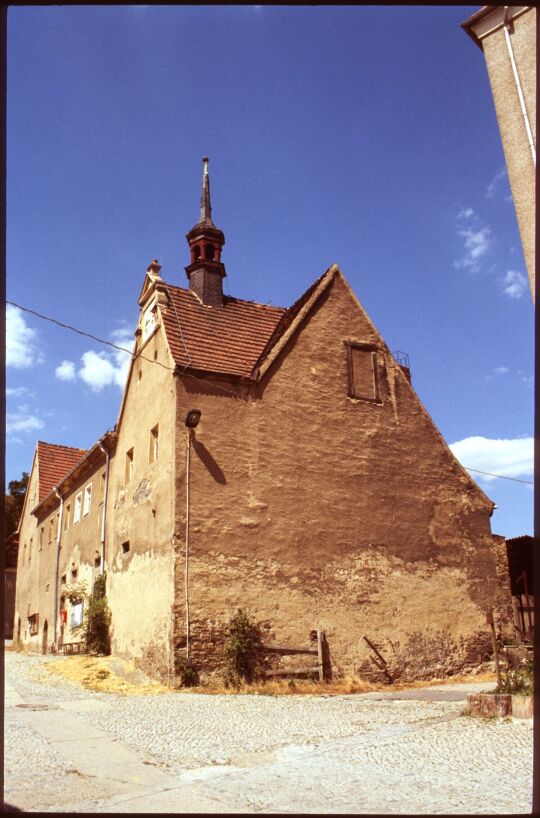 Gebäude des Gutes Gamig mit Dachreiter und Uhr im Giebel