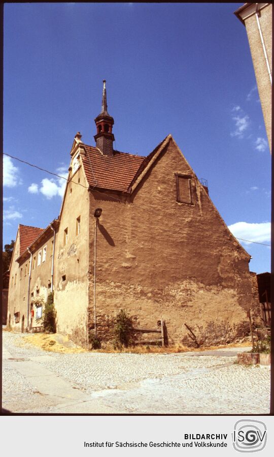 Gebäude des Gutes Gamig mit Dachreiter und Uhr im Giebel