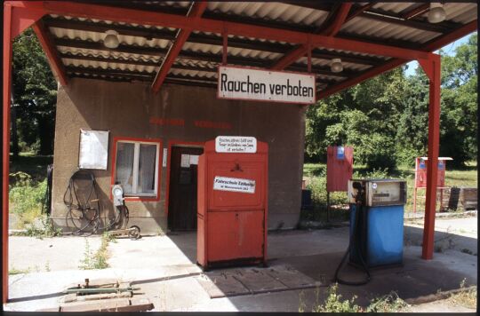 Tankstelle auf dem Gut Gamig mit diversen Verbots-Schildern