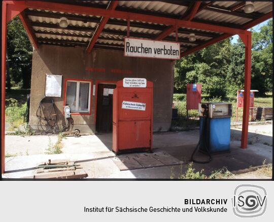 Tankstelle auf dem Gut Gamig mit diversen Verbots-Schildern