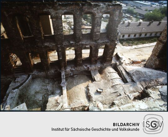 Blick in den Ostflügel der Ruine des Dresdner Schlosses mit einem Durchbruch zur Schloßstraße