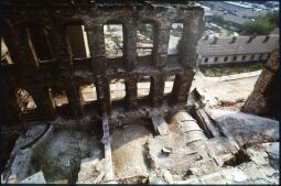 Bild: Blick in den Ostflügel der Ruine des Dresdner Schlosses mit einem Durchbruch zur Schloßstraße