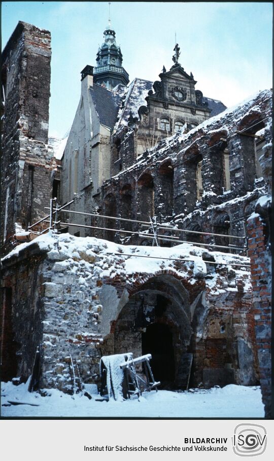 Blick durch den Ostflügel der Ruine des Dresdner Schlosses zum Georgentor