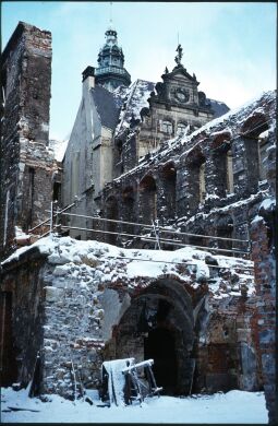 Bild: Blick durch den Ostflügel der Ruine des Dresdner Schlosses zum Georgentor