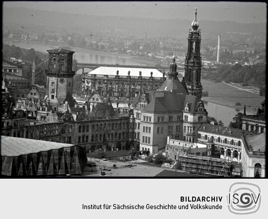 Blick vom Turm des Dresdner Rathauses auf die Ruine des Dresnder Schlosses, das Georgentor und die Hofkirche