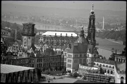 Blick vom Turm des Dresdner Rathauses auf die Ruine des Dresnder Schlosses, das Georgentor und die Hofkirche