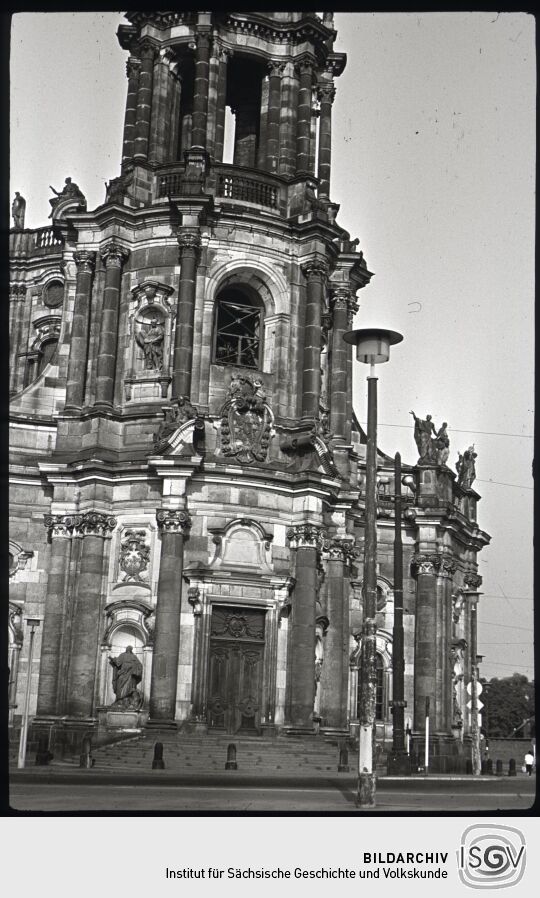 Blick zum Hauptportal der Katholischen Hofkirche