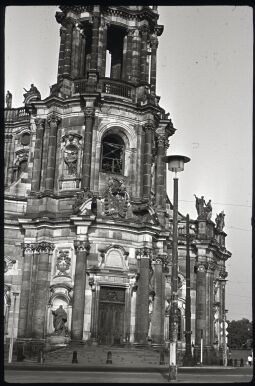 Bild: Blick zum Hauptportal der Katholischen Hofkirche