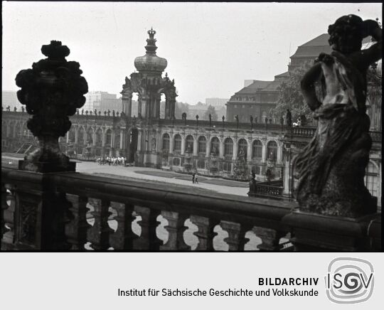Blick über den Zwingerhof zum Kronentor