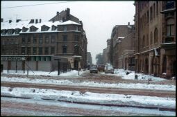 Blick von der Weißeritzstraße in die verschneite Wachsbleichstraße