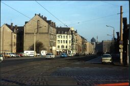Bild: Blick durch die Weißeritzstraße in der Dresdner Friedrichstadt zur Kuppel der Yenidze