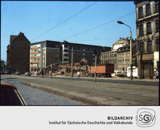 Abbruch der Gebäude Weißeritzstraße 72-74 mit dem Plattenbau an der Schäferstraße im Hintergrund
