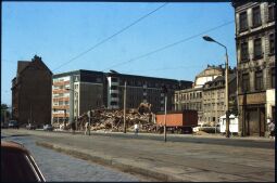 Bild: Abbruch der Gebäude Weißeritzstraße 72-74 mit dem Plattenbau an der Schäferstraße im Hintergrund