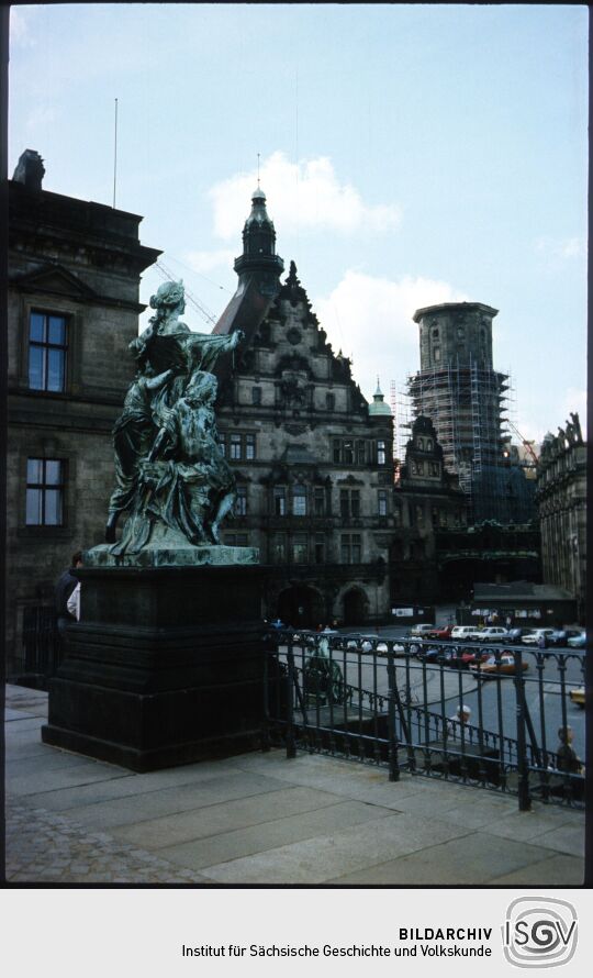 Blick von der Brühlschen Terrasse auf den Dresdner Schloßplatz, im Vordergrund die Statute 'der Morgen'