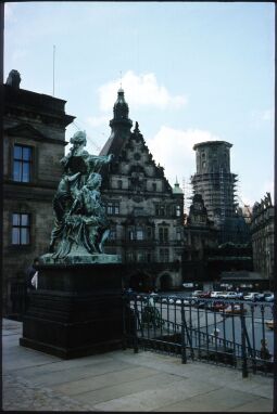 Bild: Blick von der Brühlschen Terrasse auf den Dresdner Schloßplatz, im Vordergrund die Statute 'der Morgen'