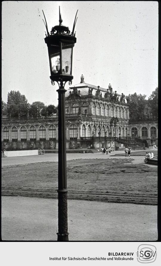 Blick durch den Zwinger zum Mathematisch-Pysikalischen Salon, mit einer Laterne der Sempergalerie im Vordergrund