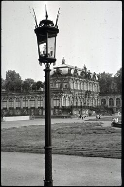 Bild: Blick durch den Zwinger zum Mathematisch-Pysikalischen Salon, mit einer Laterne der Sempergalerie im Vordergrund