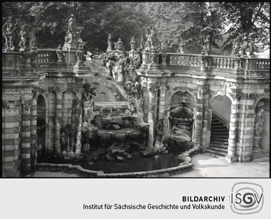 Blick auf die Wasserpsiele im Nymphenbad des Dresdner Zwingers