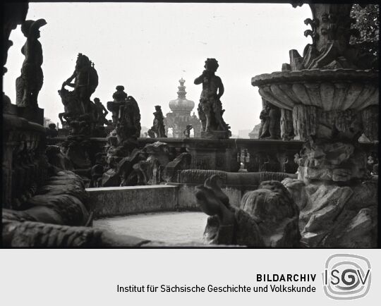 Brunnen oberhalb des Nymphenbades im Dresdner Zwinger mit der Haube des Kronentors im Hintergrund