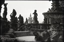 Bild: Brunnen oberhalb des Nymphenbades im Dresdner Zwinger mit der Haube des Kronentors im Hintergrund