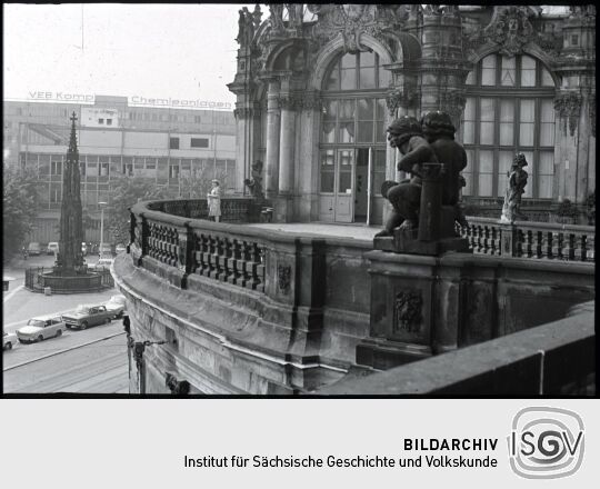 Blick von Galerie des Dresdner Zwingers auf den Cholerabrunnen und die HO-Großgaststätte 'Am Zwinger'