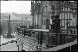 Bild: Blick von Galerie des Dresdner Zwingers auf den Cholerabrunnen und die HO-Großgaststätte 'Am Zwinger'