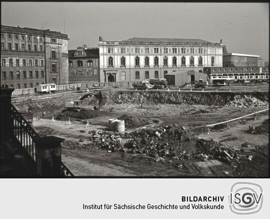 Blick über die Baugrube für das Hotel Dresdner Hof zum Johanneum, dem Ständehaus und dem Kulturpalast